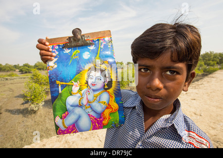 Les jeunes garçons montrent leur travail d'école, fils d'agriculteur de subsistance dans les Sunderbans, Ganges, Delta, l'Inde, la région est très faible lyin Banque D'Images