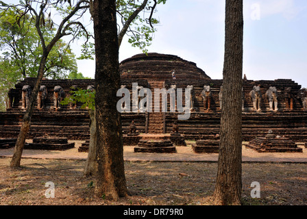 Parc historique de Kamphaeng Phet ancien palais ruines en Thaïlande. Banque D'Images