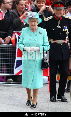 Son Altesse Royale la Reine Elizabeth II arrive à la place du marché dans le cadre de son Jubilé visiter Nottingham, Angleterre - 13.06.12 Banque D'Images