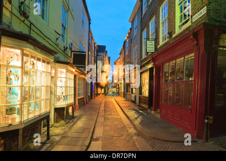 La Shambles York Yorkshire Angleterre au crépuscule Banque D'Images