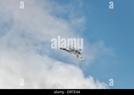 La guerre froide historique les bombardiers Avro Vulcan XH558 d'écumage les nuages pendant son affichage au Royal International Air Tattoo Banque D'Images