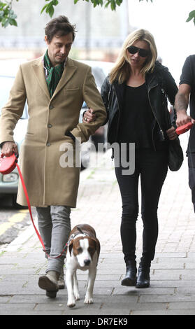 Kate Moss et son mari Jamie Hince à leur nouveau chien Archie après le déjeuner dans un pub local à Hampstead, Londres, Angleterre - crédit obligatoire : WENN.com 14.06.12 Banque D'Images