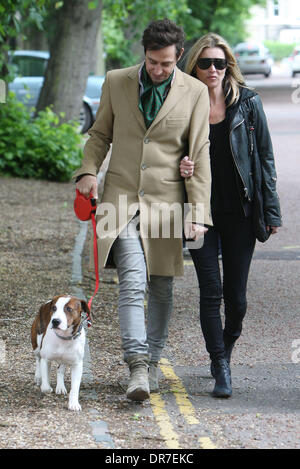 Kate Moss et son mari Jamie Hince à leur nouveau chien Archie après le déjeuner dans un pub local à Hampstead, Londres, Angleterre - crédit obligatoire : WENN.com 14.06.12 Banque D'Images