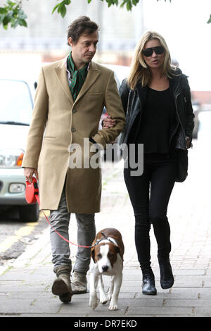 Kate Moss et son mari Jamie Hince à leur nouveau chien Archie après le déjeuner dans un pub local à Hampstead, Londres, Angleterre - 14.06.12 Crédit : WENN.com avec : Kate Moss et son mari Jamie Hince Où : London, Royaume-Uni Quand : 14 Juin 2012 Banque D'Images