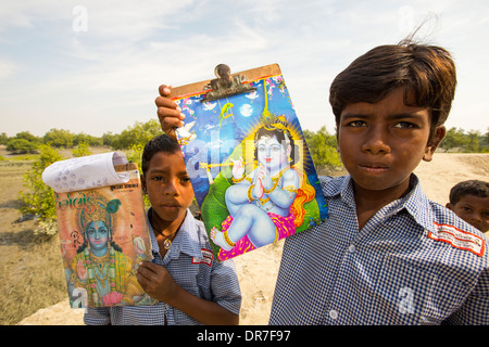 Les jeunes garçons montrent leur travail d'école, fils d'agriculteur de subsistance dans les Sunderbans, Ganges, Delta, l'Inde, la région est très faible élévation et vulnérables à la montée du niveau de la mer. Banque D'Images