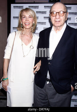 Elaine Joyce et Neil Simon soirée d'ouverture de la pièce de Broadway 'Harvey' au Studio 54 arrivées - New York City, USA - 14.06.12 Banque D'Images