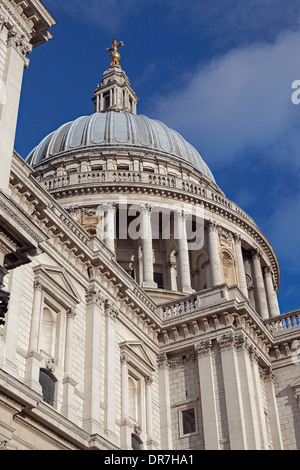 Ville de Londres, la Cathédrale St Paul d'une vue sur le dôme de la south west Banque D'Images