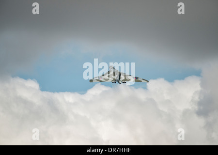 La guerre froide historique les bombardiers Avro Vulcan XH558 monte par une fracture dans les nuages pendant son affichage à l'édition 2013 RIAT Banque D'Images