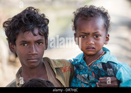 Les jeunes garçons, fils d'agriculteur de subsistance dans les Sunderbans, Ganges, Delta, l'Inde, la région est très faible élévation et vulnérables à la montée du niveau de la mer. Banque D'Images