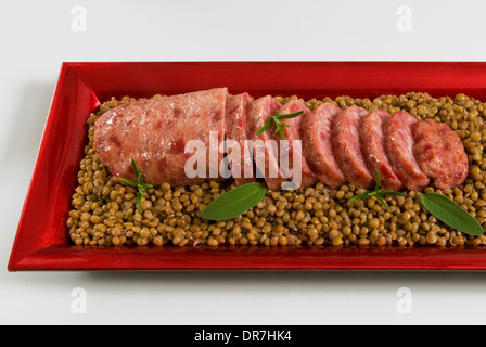 Cotechino (saucisse de porc bouilli) sur les lentilles, resto italien, Noël Nourriture Banque D'Images