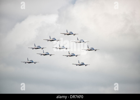 L'équipe de voltige aérienne militaire italien Il Frecce Tricolori en formation parfaite au Royal International Air Tattoo 2013 Banque D'Images