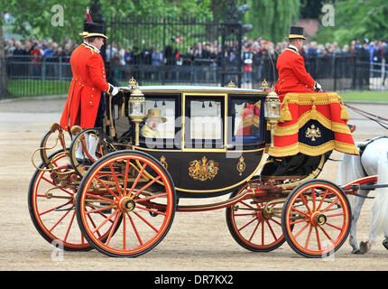 La reine Elizabeth II assiste à la parade 2012 La couleur cérémonie à la Horse Guards Parade pour célébrer l'anniversaire de la reine à Londres, Angleterre - 16.06.12 Banque D'Images