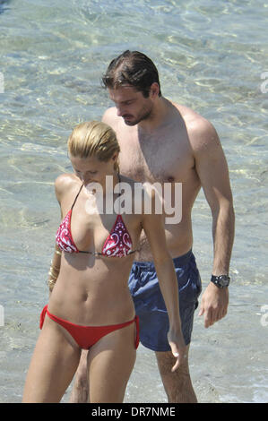 Michelle Hunziker et petit ami Tomaso Trussardi passent du temps ensemble à la plage pendant leurs vacances ligurie, italie - 17.06.12 Banque D'Images