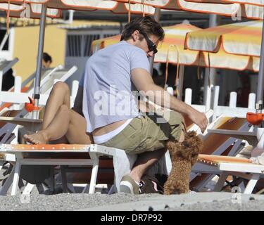 Michelle Hunziker et petit ami Tomaso Trussardi passez une journée sur la plage de Liguria, Italie - 17.06.12 Banque D'Images