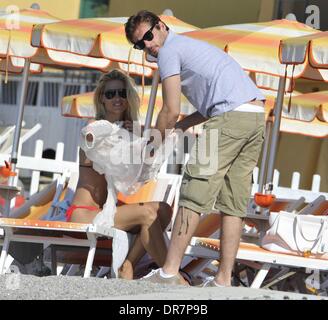 Michelle Hunziker et petit ami Tomaso Trussardi passez une journée sur la plage de Liguria, Italie - 17.06.12 Banque D'Images