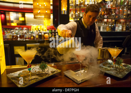 Bartender making un super aromatisée martini refroidi à l'azote liquide dans le Beau Rivage hotel casino and resort bar Banque D'Images