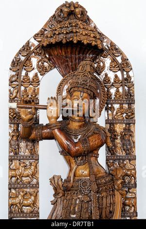 Sculpté en bois orné de la statue de krishna. Déité indienne hindoue adoré Banque D'Images