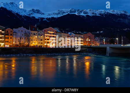 Bâtiments sur la rivière Inn, au crépuscule, Mariahilfer Strasse rue avec la gamme de Karwendel, Maria Hilf, Innsbruck, Tyrol, Autriche Banque D'Images