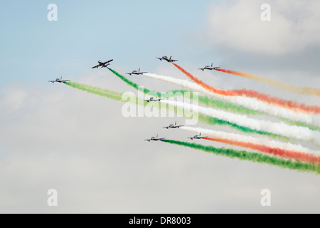 L'équipe de voltige aérienne militaire italien Il Frecce Tricolori des traînées de fumée effectuer leur affichage à la 2013 RIAT Banque D'Images
