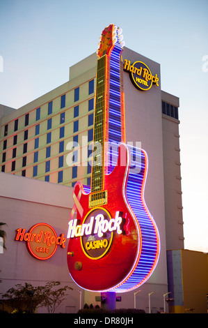 USA Mississippi Biloxi MS Côte du Golfe du Hard Rock Hotel and Casino au crépuscule avec néon guitare Banque D'Images