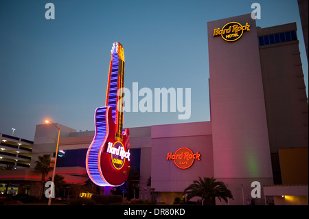 USA Mississippi Biloxi MS Côte du Golfe du Hard Rock Hotel and Casino au crépuscule avec néon guitare Banque D'Images