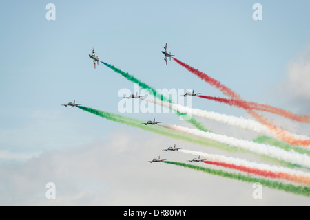 L'équipe de voltige aérienne militaire italien Il Frecce Tricolori des traînées de fumée effectuer leur affichage à la 2013 RIAT Banque D'Images