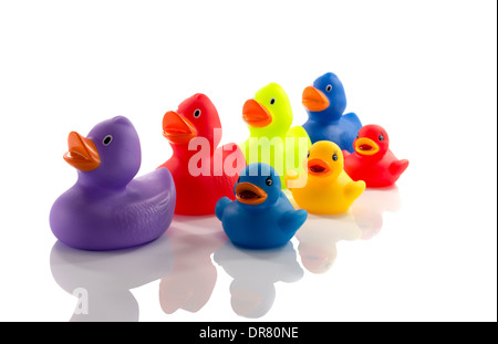 Canards jouet isolé sur fond blanc Banque D'Images