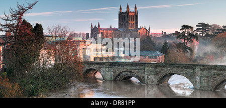 Voir l'aval le long de la rivière Wye sur un misty du pont de Greyfriars, Hereford Cathedral et le Vieux Pont, Royaume-Uni Banque D'Images