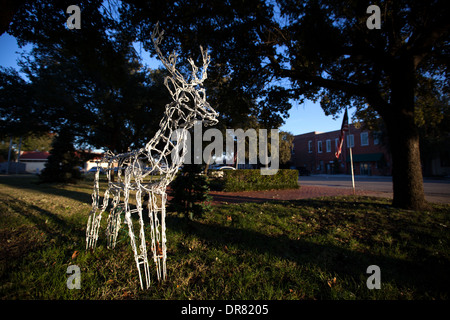 Un cerf avec des lumières de Noël décore la place de la Ville de Lancaster, Texas, United States, 16 décembre 2013. Banque D'Images