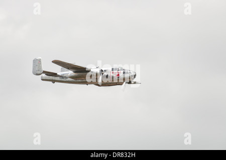 L'argent brillant Red Bull B-25J Mitchell bomber 2 Guerre mondiale affiche au Royal International Air Tattoo 2013 Banque D'Images