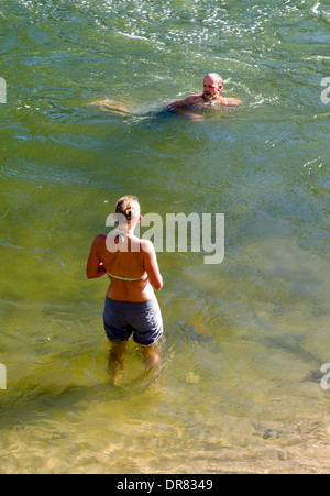 Une femme qui s'est gué et qui nagent dans la rivière Arkansas, qui traverse la petite ville de montagne Salida, Colorado, États-Unis Banque D'Images