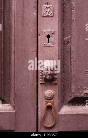 La tête porte de style égyptien et décoration sur serrure ancienne porte d'entrée à Santa Cruz, La Palma, Canary Islands, Spain Banque D'Images