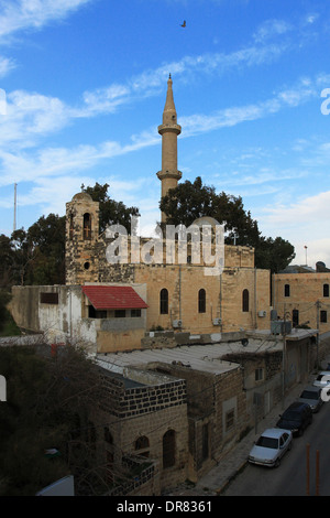 L'ancienne église avec la colline d'Irbid et minaret de la mosquée mamelouk en arrière-plan. Irbid, Jordanie du nord, au Moyen-Orient. Banque D'Images
