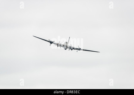 La Seconde Guerre mondiale américain emblématique des bombardiers lourds B-17 La nommée Sally B affiche en 2013 Royal International Air Tattoo. Banque D'Images