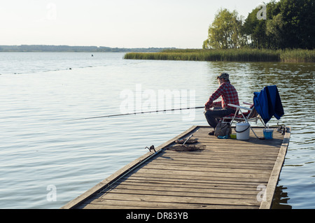 La pêche sur un lac de l'homme Banque D'Images