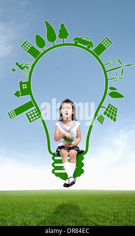 Une fille assise sur l'ampoule du feu vert Banque D'Images