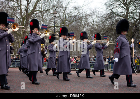 Regiment marchant vers Buckingham Palace pour la relève de la garde Banque D'Images
