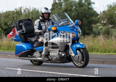 Honda Goldwing et pilote battant pavillon suisse. Banque D'Images