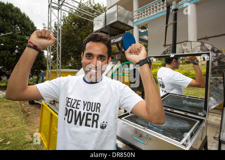 Un jeune homme portant un pouvoir saisir votre Tshirt, une campagne menée par le WWF pour promouvoir l'énergie renouvelable, à côté d'un camion Banque D'Images