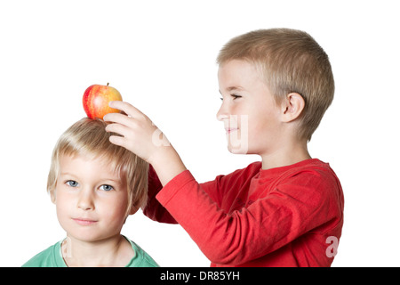 Portrait of boys (4-7) avec Apple. Banque D'Images