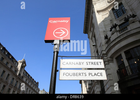 United Kingdom Central London Regent Street un signe de Carnaby street et fouberts place Banque D'Images