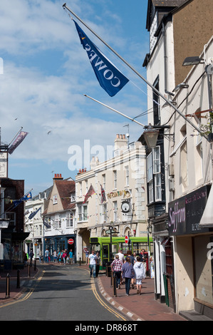 Les vacanciers et les boutiques sur Cowes high street, à l'île de Wight, Angleterre. Banque D'Images