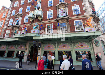 United Kingdom London Piccadilly central Fortnum and Mason food store Banque D'Images