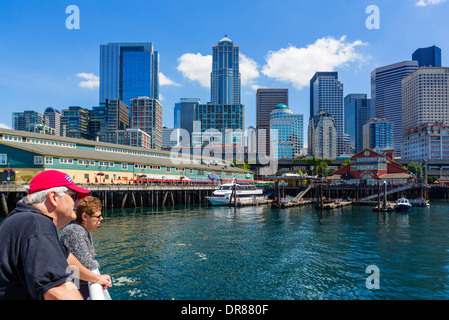 Le centre-ville et le bord de l'eau entre les piles du district 54 et 55 à partir d'un bateau de croisière port Argosy, Seattle, Washington, USA Banque D'Images