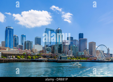 Le centre-ville et le bord de l'eau à partir d'un district port Argosy bateau de croisière, Seattle, Washington, USA Banque D'Images