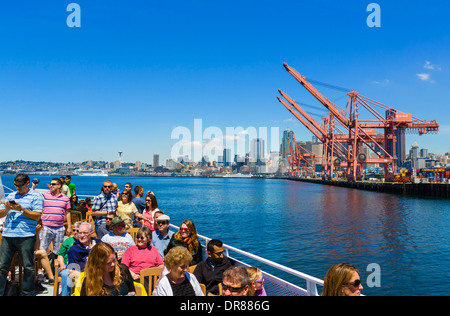 Le port à conteneurs et le centre-ville d'une croisière dans le port Argosy round Puget Sound, Seattle, Washington, USA Banque D'Images