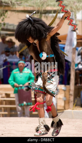 Buffalo Dancer, huit le nord de Pueblos Arts and Crafts Show, San Juan Pueblo, New Mexico USA Banque D'Images