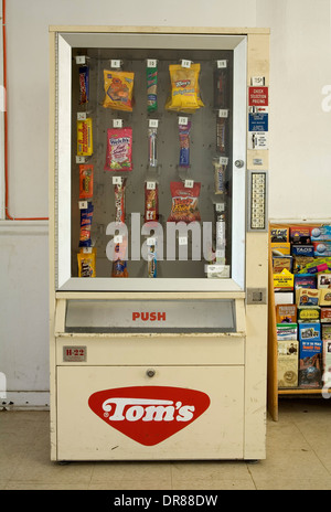 Snack-machine et de brochures touristiques, une salle d'attente, Santa Fe Railroad Train Depot (1903), Raton, Nouveau Mexique USA Banque D'Images