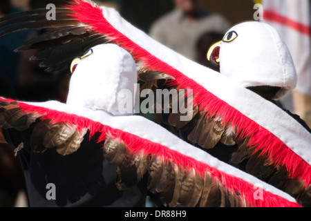 Huit danseurs, Eagle Pueblos du Nord montrent des Arts et Métiers, de San Juan Pueblo, New Mexico USA Banque D'Images