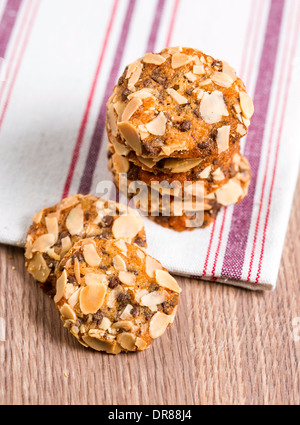 Cookies aux pépites de chocolat empilées sur lin serviette Banque D'Images